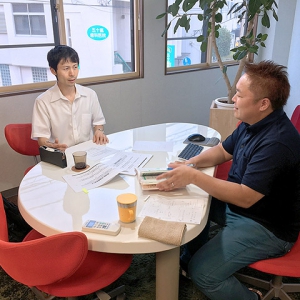 酒田市の社会保険労務士の佐藤啓一郎さんと、労使トラブルクイズ作り