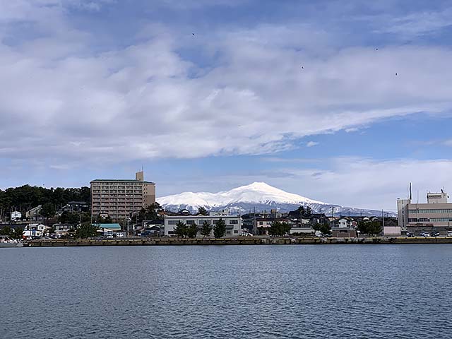 奇跡の三連休？雪景色の鳥海山が綺麗ですね