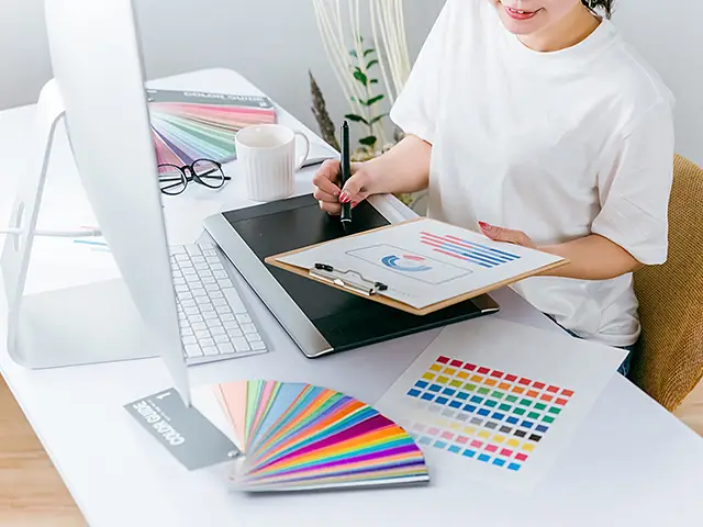 パンフレットや会社案内をリニューアルするならホームページにも手を加えてみませんか？