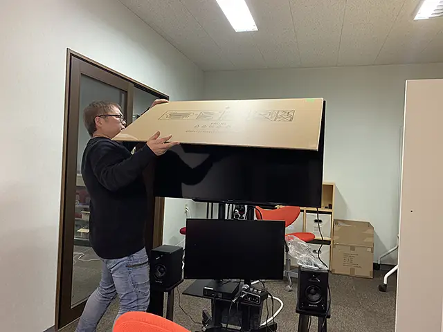 ホームページ向上勉強会に備えて50インチのモニターが届きました